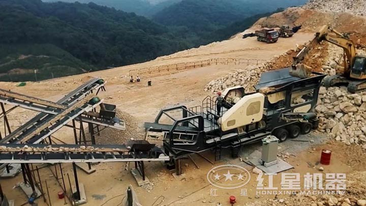 石灰石移動破碎生產(chǎn)線現(xiàn)場，配移動顎破機
