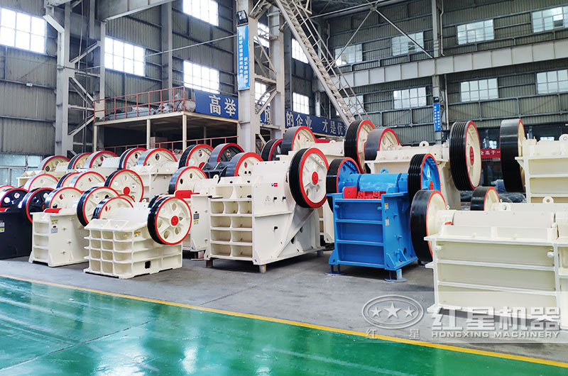 鄂式破碎機(jī)實(shí)拍，粗碎力度強(qiáng)